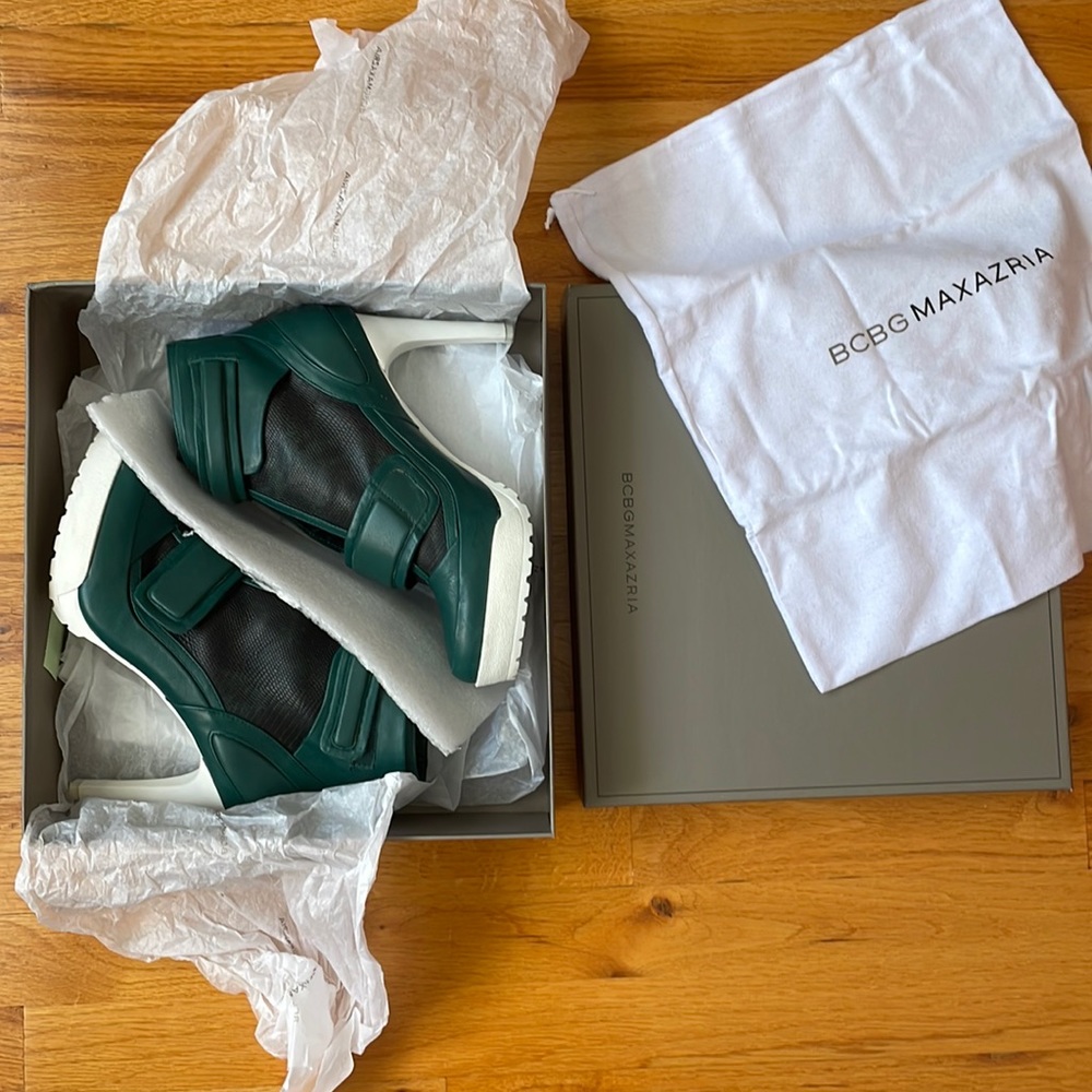 BCBGMaxazria Runway MA-Powe Platform
Ankle Day Boots Fern Size 9